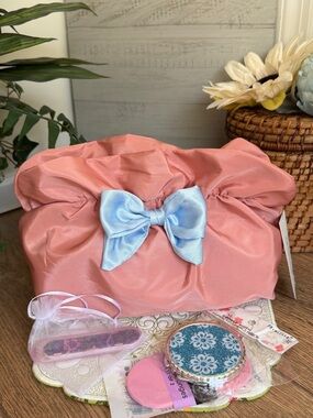 Francesca’s Wanderlust Peach Cosmetic Bag w/Free Products – NWT, Mother’s Day